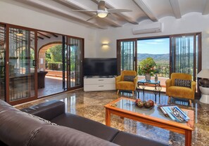 Smart-TV, DVD-Player, Tischtennisplatte