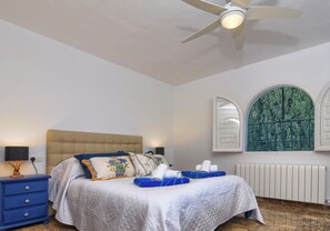 6 chambres, bureau, fer et planche à repasser, lit parapluie