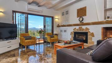 Smart-tv, een dvd-speler en een tafeltennistafel