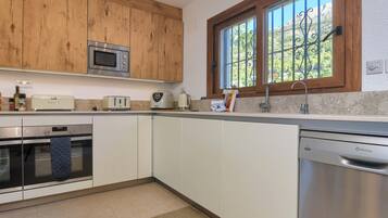 Refrigerador, microondas, horno y lavavajillas