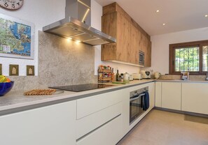 Kühlschrank, Mikrowelle, Ofen, Geschirrspüler