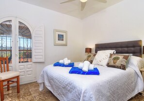 6 dormitorios, escritorio, tabla de planchar con plancha y cuna de viaje