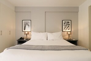 1 habitación, escritorio, tabla de planchar con plancha y wifi 