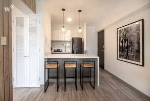 Réfrigérateur, micro-ondes, four, plaque de cuisson