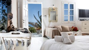 Un dormitorio con una cama, una mesita de noche, un espejo y una televisión.