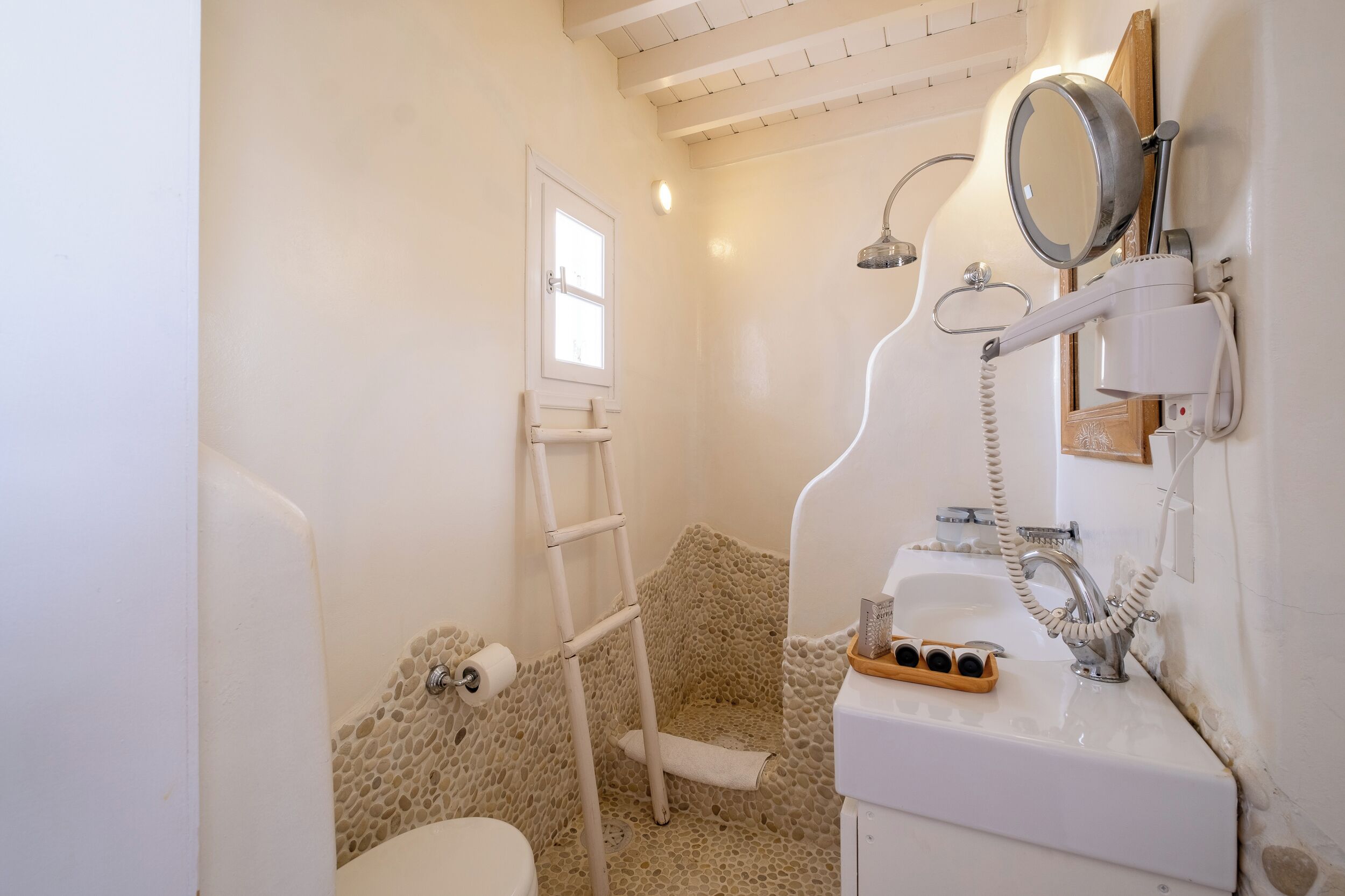 Un bagno con vasca, doccia, WC, lavandino e specchio.