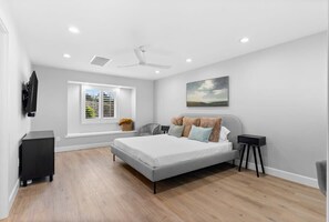 3 habitaciones, escritorio y tabla de planchar con plancha 