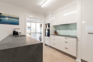 ثلاجة، ميكروويف، فرن، موقد طهي مسطح