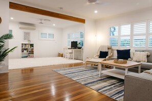 Televisión, libros y oficina 