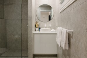 Bathtub, hair dryer, towels, shampoo