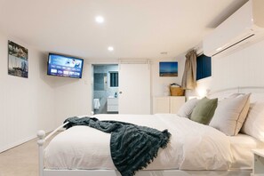 2 Schlafzimmer, Schreibtisch, Bügeleisen/Bügelbrett, Reisekinderbett