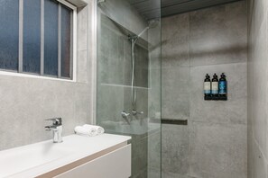 Dusche, Haartrockner, Handtücher, Shampoo