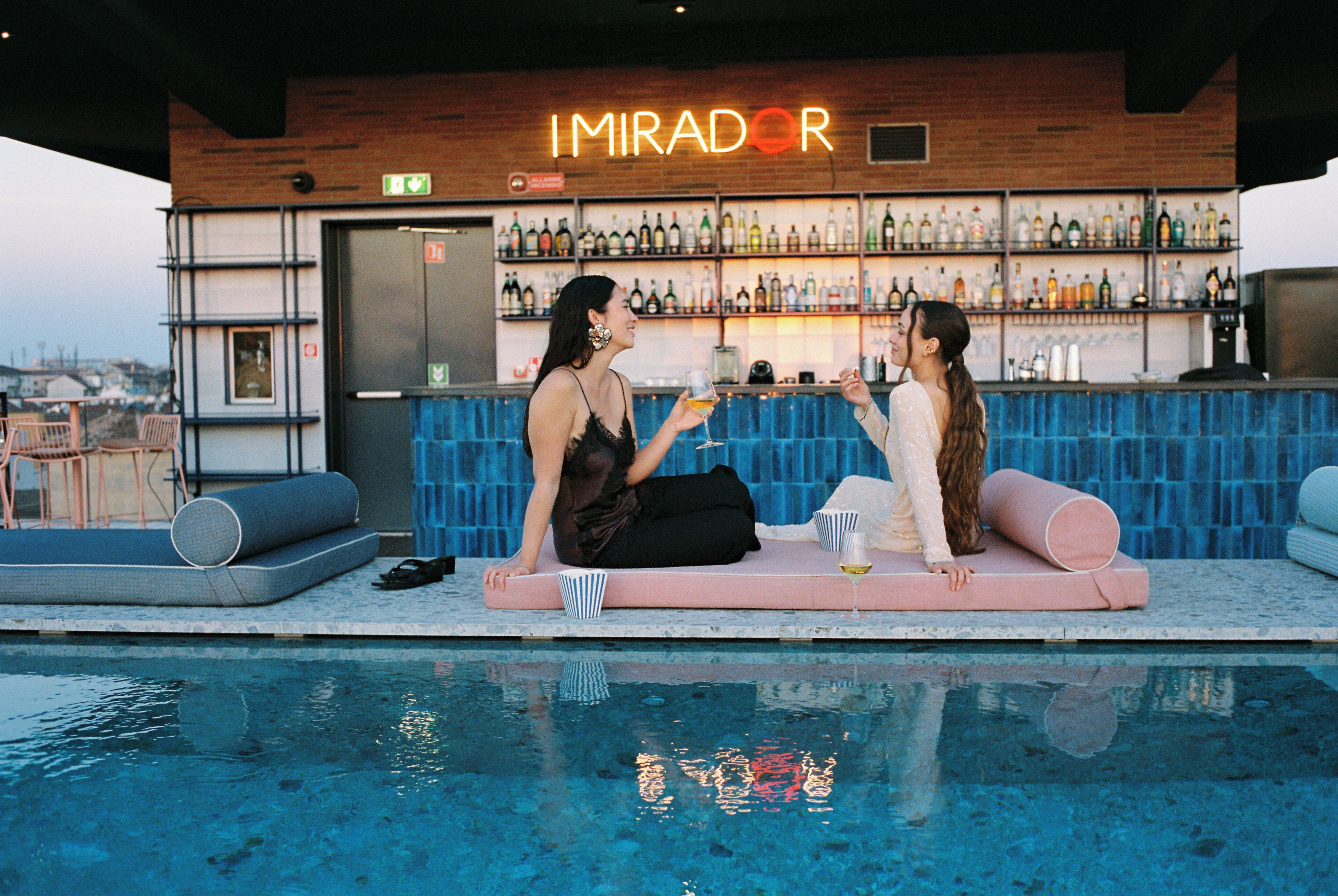 Una piscina al aire libre de temporada, sillones reclinables de piscina