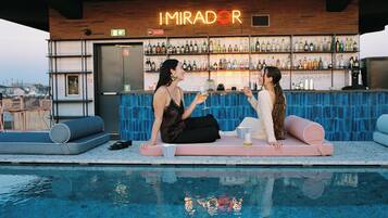 Una piscina al aire libre de temporada, sillones reclinables de piscina