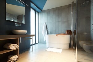 Superhero - Terrace Suite - 100 sqm PANORAMIC TERRACE | Μπάνιο | Ντουζιέρα, ντ ους βροχής, πιστολάκι μαλλιών, παντόφλες