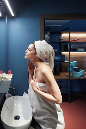 Creator - King Size Bed | Hypo-allergenic bedding, memory-foam beds, free minibar, in-room safe - 21 House of Stories Navigli (Milan)