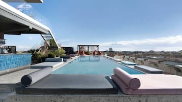 Piscina stagionale all'aperto, lettini