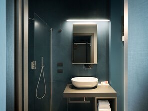 Champion - Double Bed - Private Fitness Corner | Badezimmer | Dusche, Regendusche, Haartrockner, Hausschuhe