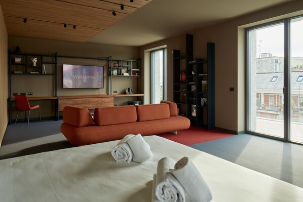Superhero - Terrace Suite - 100 sqm PANORAMIC TERRACE | Hypoallergeen beddengoed, bedden met traagschuimmatras