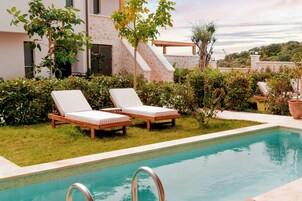 Minibar, odada kasa, güneşlik/perde, ücretsiz kablosuz İnternet