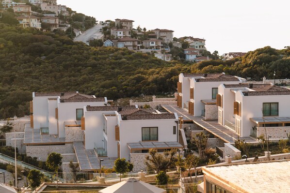Zona residencial con casas modernas de techos planos y un paisaje montañoso de fondo.