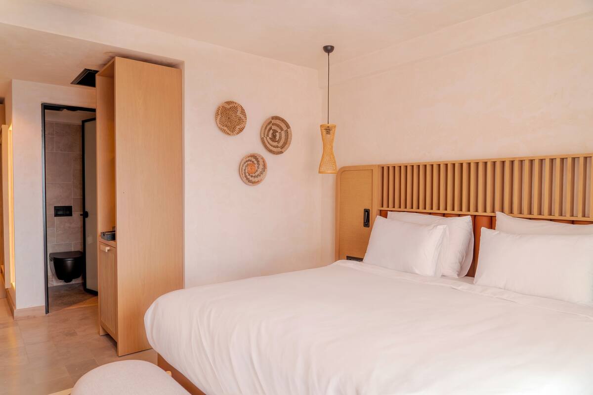 Minibar, caja de seguridad en la habitación y cortinas blackout 