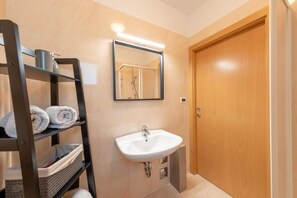 Shower, hair dryer, towels, soap - Apartment Maximilian - great vacation apartments in Merano, in the heart of Maia Alta/Obermais (Meran)