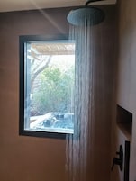 Roupas de cama premium, frigobar, individualmente decorados