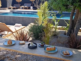 Piscina externa sazonal, guarda-sóis, espreguiçadeiras