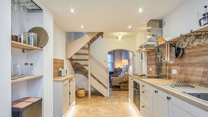 Fridge, microwave, oven, dishwasher - Insignia -  Townhouse that sleeps 6 guests in 3 zip and link bedrooms (Cowes)
