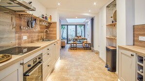 Fridge, microwave, oven, dishwasher - Insignia -  Townhouse that sleeps 6 guests in 3 zip and link bedrooms (Cowes)