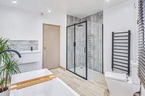 Haartrockner, Handtücher, Seife, Toilettenpapier