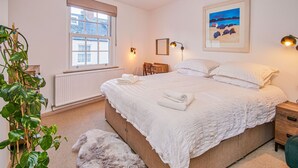 3 bedrooms, iron/ironing board, WiFi, bed sheets - Insignia -  Townhouse that sleeps 6 guests in 3 zip and link bedrooms (Cowes)