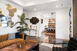 5 chambres, bureau, fer et planche à repasser, lit de bébé portatif