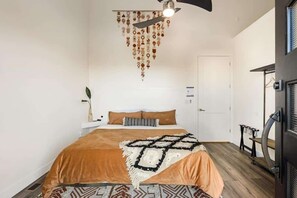5 bedrooms, desk, iron/ironing board, travel crib