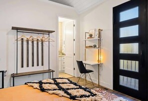 5 habitaciones, escritorio y tabla de planchar con plancha 