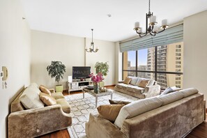 Design-Apartment | Wohnbereich | 40-Zoll-Flachbildfernseher mit Kabelempfang, Fernseher