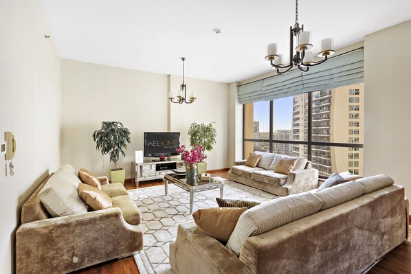 Design-Apartment | Wohnbereich | 40-Zoll-Flachbildfernseher mit Kabelempfang, Fernseher