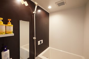 Shower, hair dryer, towels, soap - Shinjuku, Tokyo Good Location + Clean Room! Convenient for sightseeing and from the airport. (新宿区)