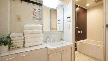 Douche, sèche-cheveux, serviettes fournies, savon