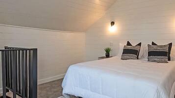 2 間睡房、書桌、熨斗/熨衫板、可攜式嬰兒床