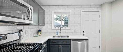 Refrigerador, microondas, horno y parrilla de estufa