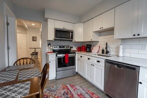 Fridge, microwave, oven, stovetop - Urban Oasis, Easy City Access, Brand New! (Pittsburgh)