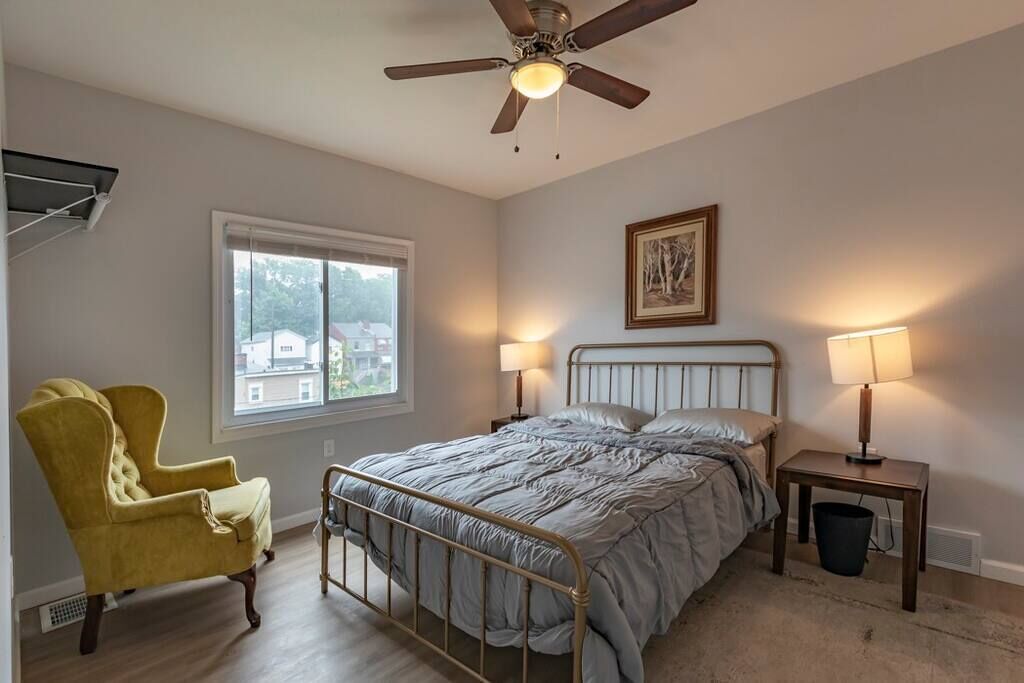 2 chambres, bureau, fer et planche à repasser, lit parapluie