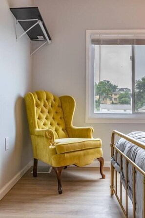 2 habitaciones, escritorio y tabla de planchar con plancha 