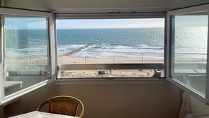 Un balcón con vista al océano y la playa.
