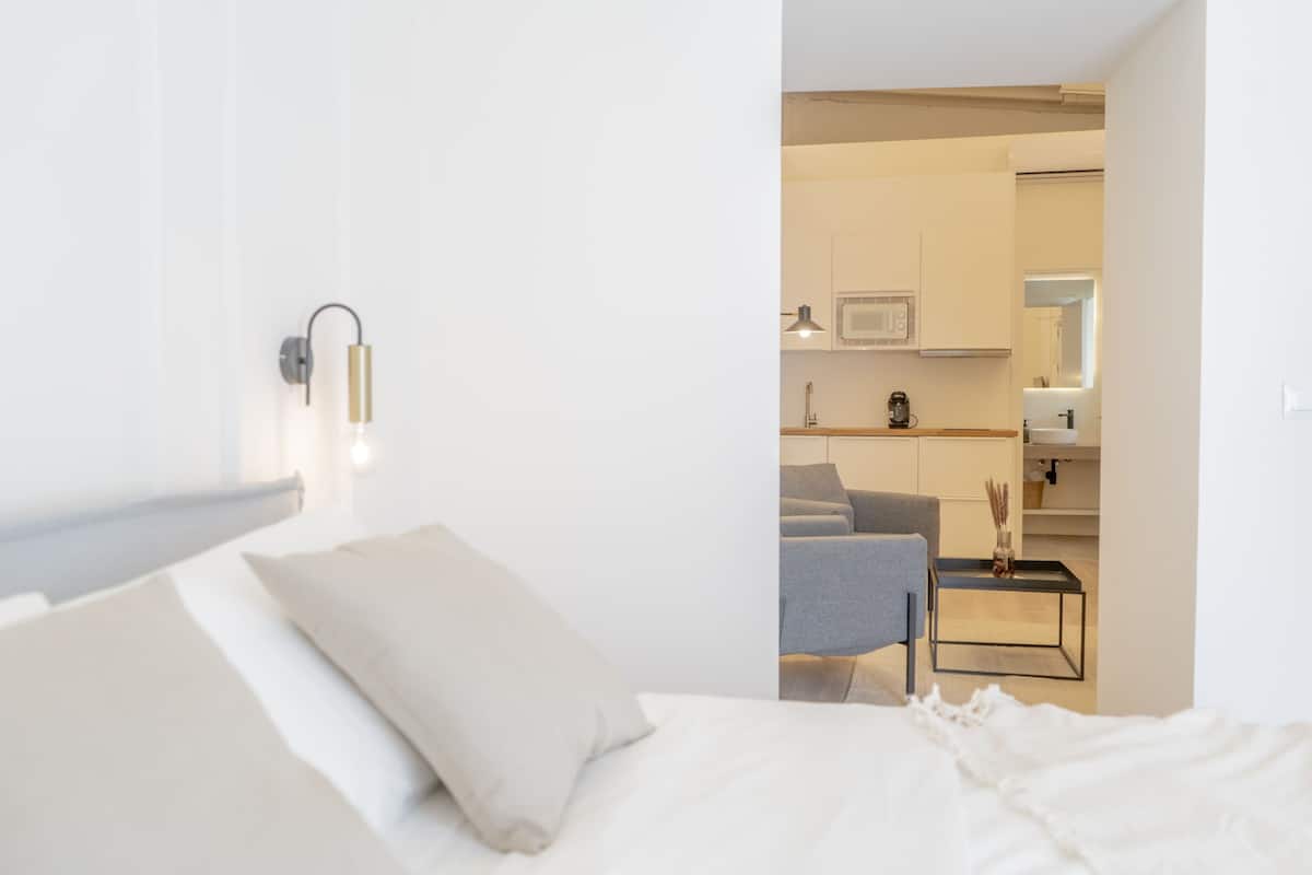 Executive Suite | 1 bedroom, blackout drapes, iron/ironing board, free WiFi