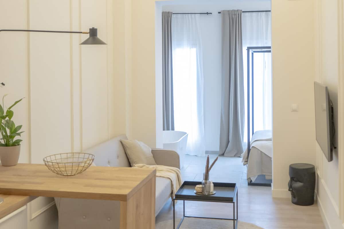 Executive Suite, Bathtub | 1 bedroom, blackout drapes, iron/ironing board, free WiFi