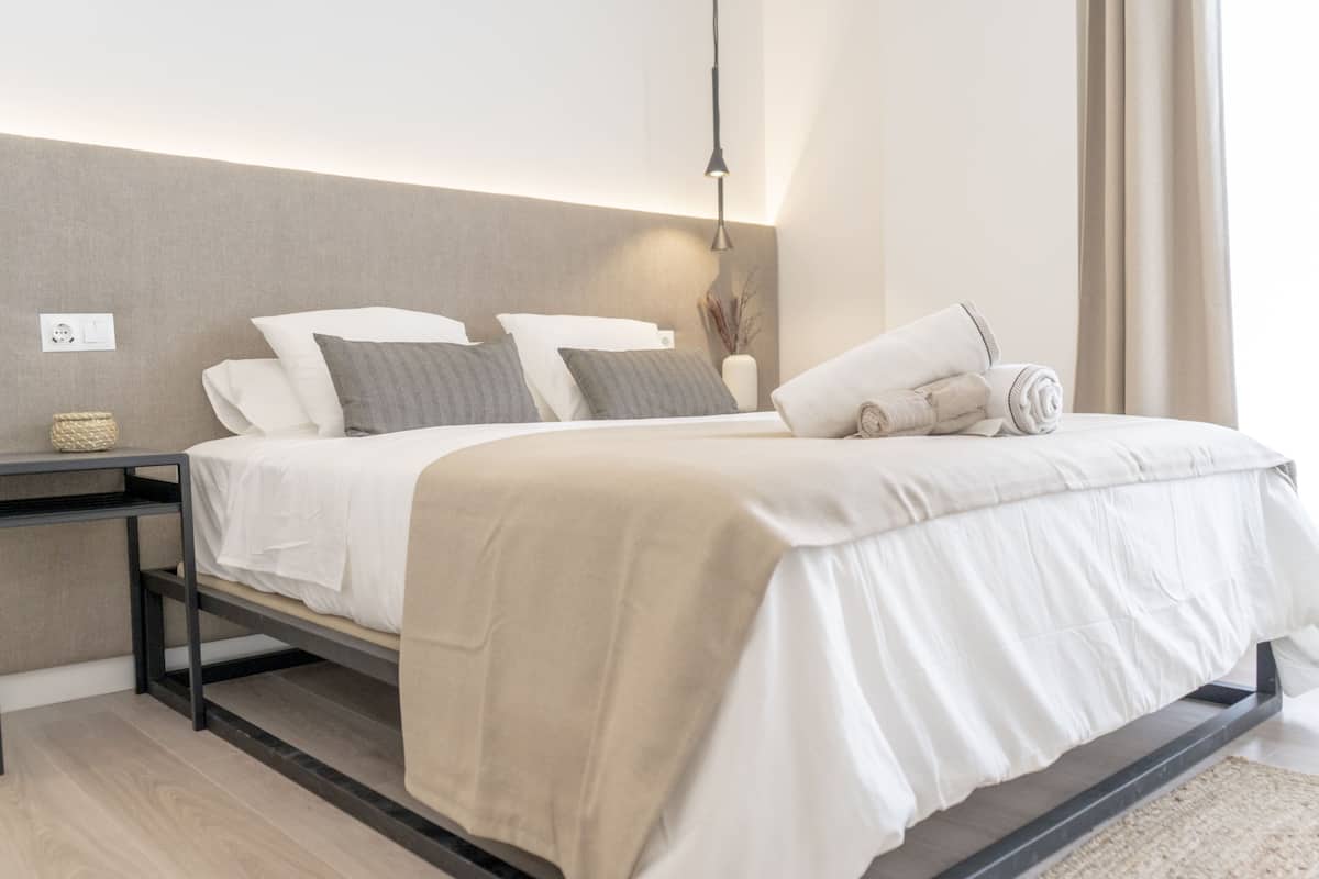 Executive Suite, Pool View (7) | 1 bedroom, blackout drapes, iron/ironing board, free WiFi
