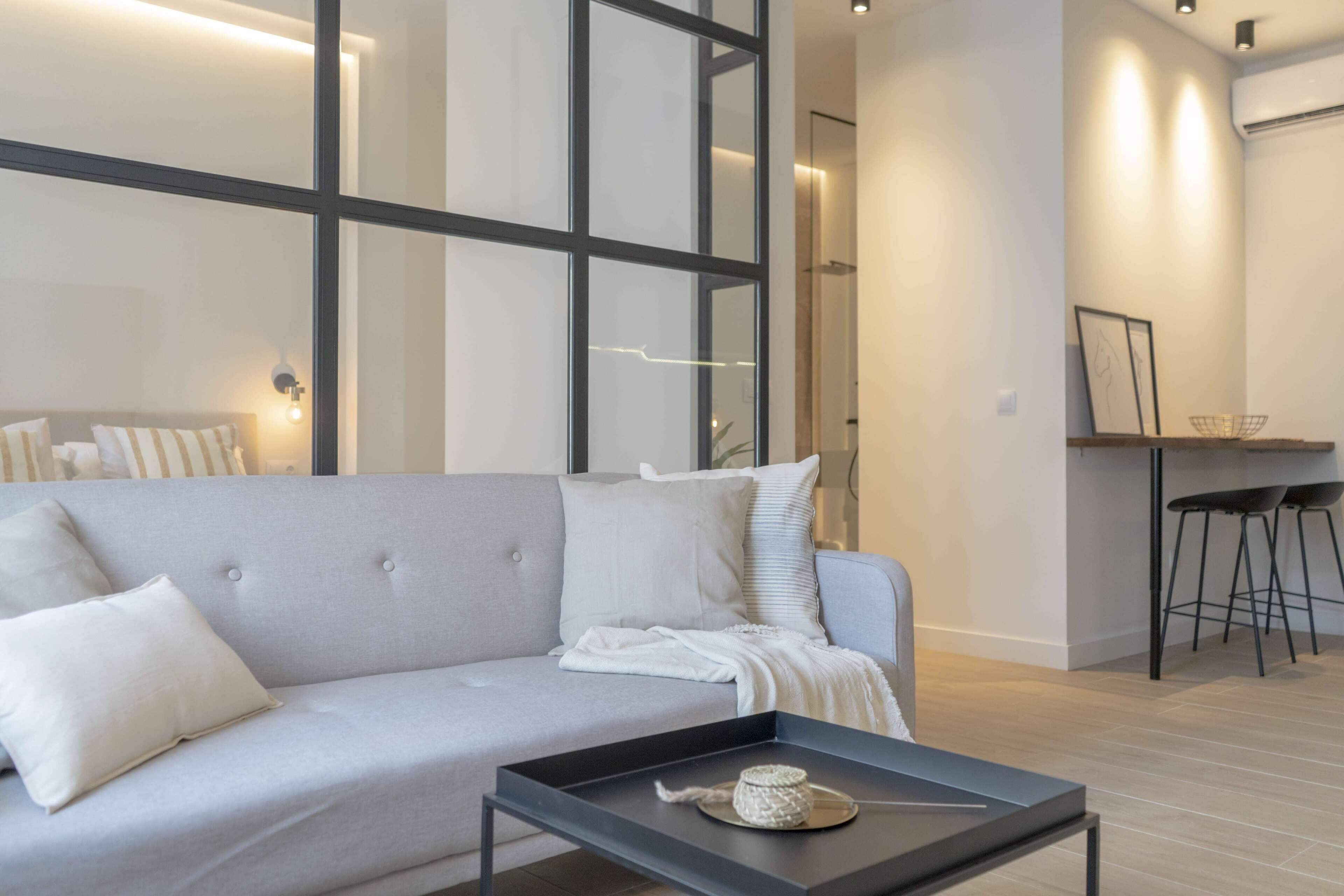 Phòng Suite Deluxe (3) | Khu phòng khách | TV LED 50-inch có truyền hình cáp, TV 